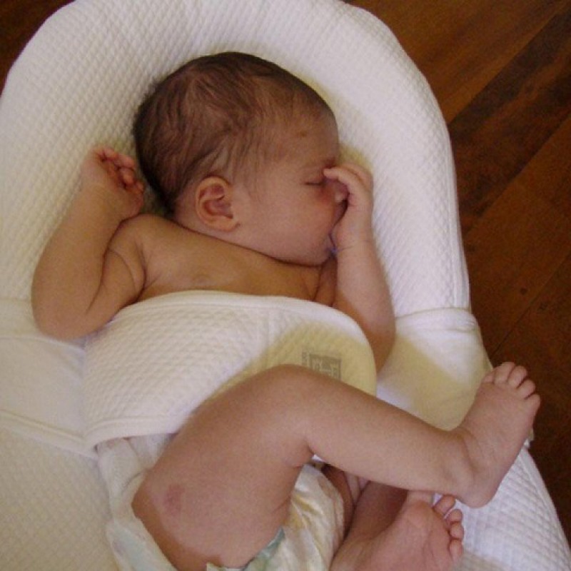 Ребенка надо уложить. Позы для сна новорожденного. Кокон для новорожденных позы для сна. Поза младенца во сне. Правильная поза новорожденного в коконе.
